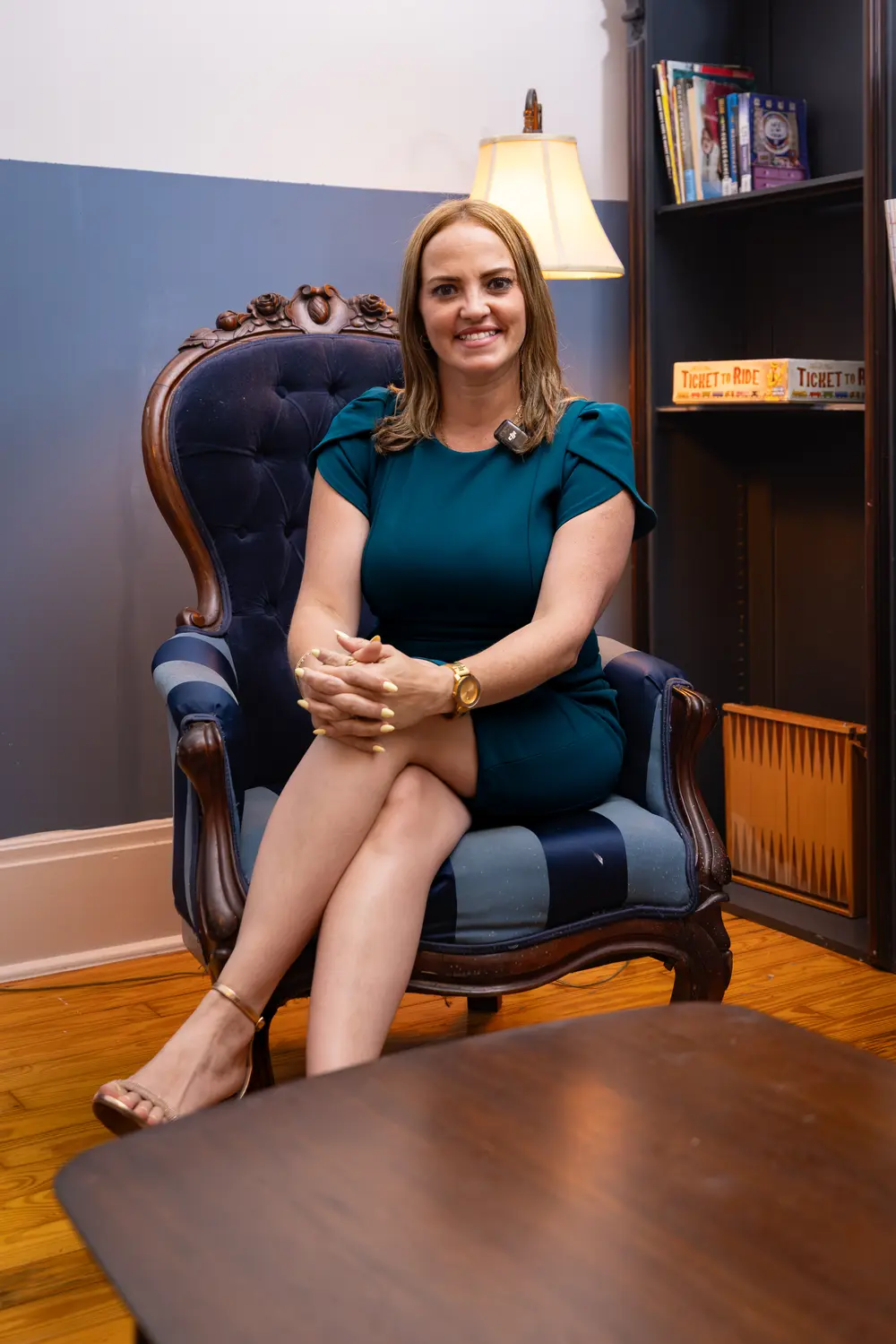 Yohandra Espín, Realtor en Miami, sentada durante una conversación privada.