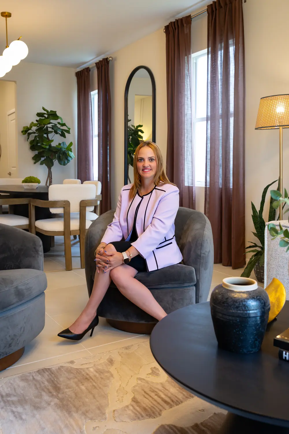 Yohandra Espín, Realtor en Miami, durante una consulta privada.